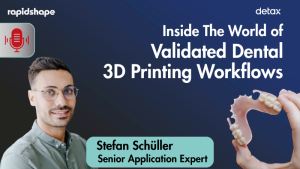 Stefan Schüller, Experto Senior de Aplicaciones en Detax con una aplicación impresa en 3D que utiliza un flujo de trabajo validado