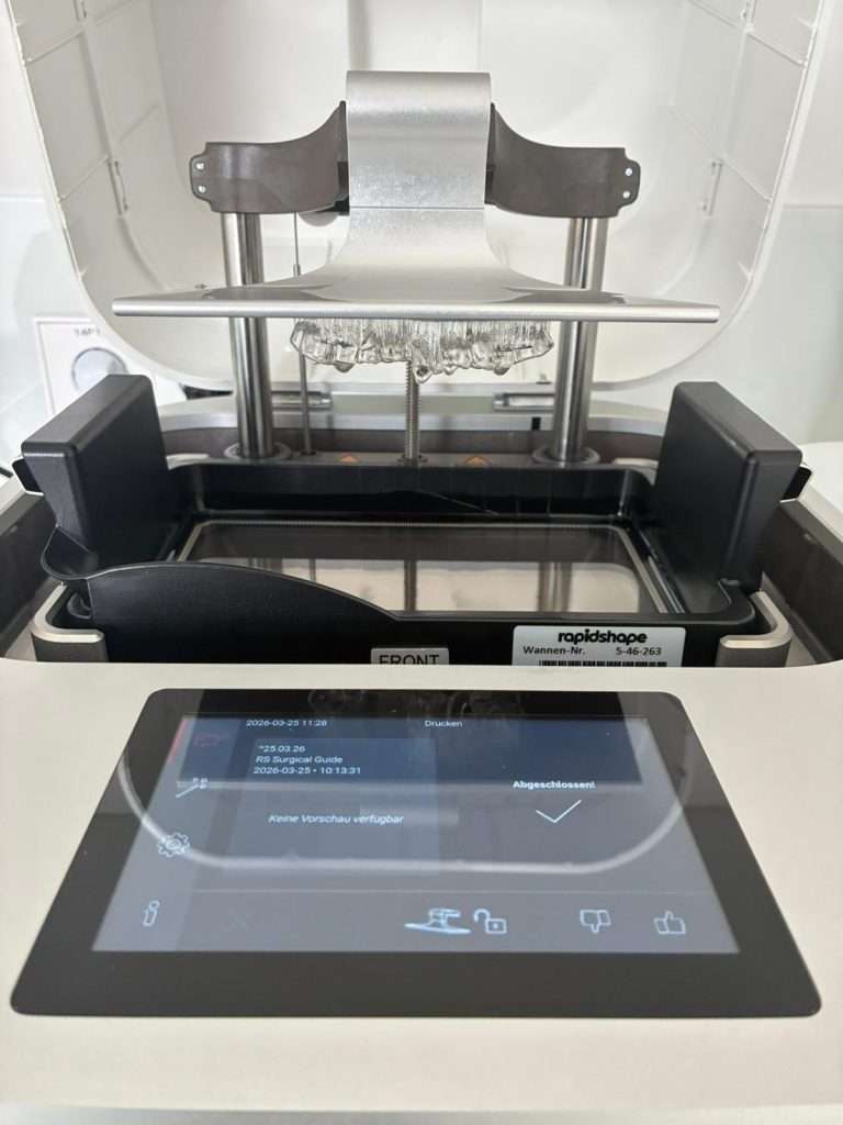 Guía quirúrgica que se está fabricando en una impresora 3D dental