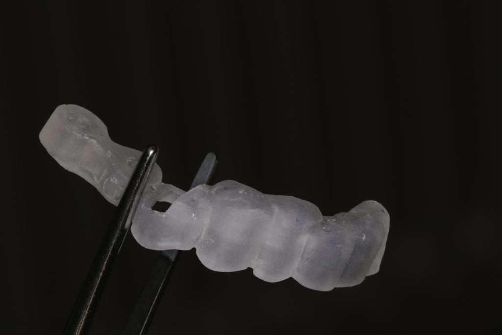 Guía quirúrgica impresa en 3D y esterilizada, antes del pulido